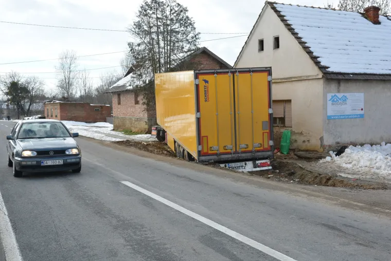 Nesvakida&scaron;nja nesreća u Velikim Zdencima: &scaron;leperom sletio s ceste i udario u pročelje obiteljske kuće