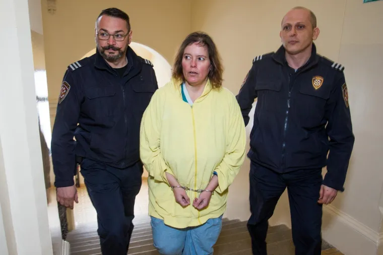 Suđenje na Županijskom sudu Vanessi Raney koja je pro&scaron;le godine prilikom uhićenja nožem napala policajca. Dvije godine boravila je u Hrvatskoj sa zabranom boravka. Američko veleposlanstvo odbilo joj je izdati putovnicu, a SOA ju je proglasila opasnom za javni poredak. Županijsko državno odvjetni&scaron;tvo u Osijeku tereti je za poku&scaron;aj teskog ubojstva, a DORH je podigao optuznicu u slucaju Ivančice Banković Mandić, lektorice Filozofskog fakulteta, koju je Amerikanka gotovo dvije godine proganjala, uhodila i maltretirala.