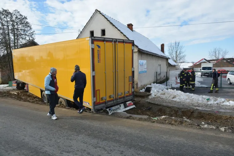 PROMETNA NESREĆA U GRUBIŠNOM POLJU: Šleperom sletio s ceste i udario u pročelje obiteljske kuće