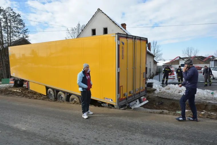 PROMETNA NESREĆA U GRUBIŠNOM POLJU: Šleperom sletio s ceste i udario u pročelje obiteljske kuće