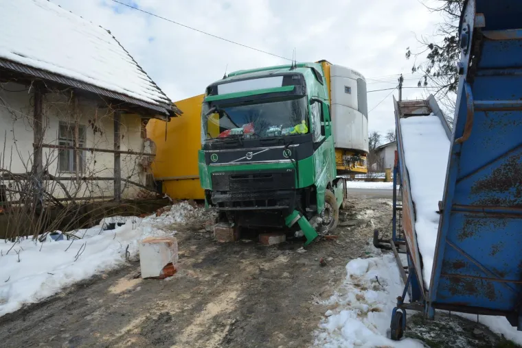 PROMETNA NESREĆA U GRUBIŠNOM POLJU: Šleperom sletio s ceste i udario u pročelje obiteljske kuće