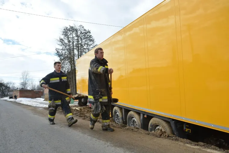 PROMETNA NESREĆA U GRUBIŠNOM POLJU: Šleperom sletio s ceste i udario u pročelje obiteljske kuće