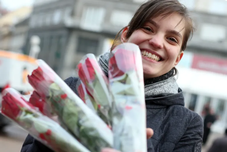 Nepopravljivi romantičar: mladić djevojci poklonio ruže povodom Dana žena i vidljivo je odu&scaron;evio