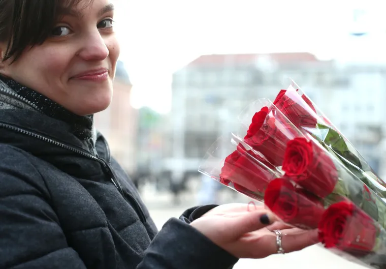 Nepopravljivi romantičar: mladić djevojci poklonio ruže povodom Dana žena i vidljivo je odu&scaron;evio