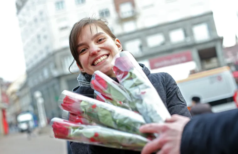 Nepopravljivi romantičar: mladić djevojci poklonio ruže povodom Dana žena i vidljivo je odu&scaron;evio