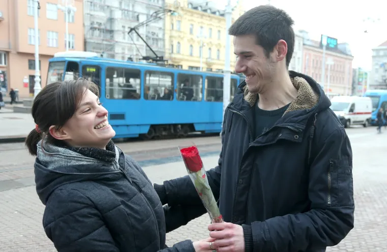 Nepopravljivi romantičar: mladić djevojci poklonio ruže povodom Dana žena i vidljivo je odu&scaron;evio