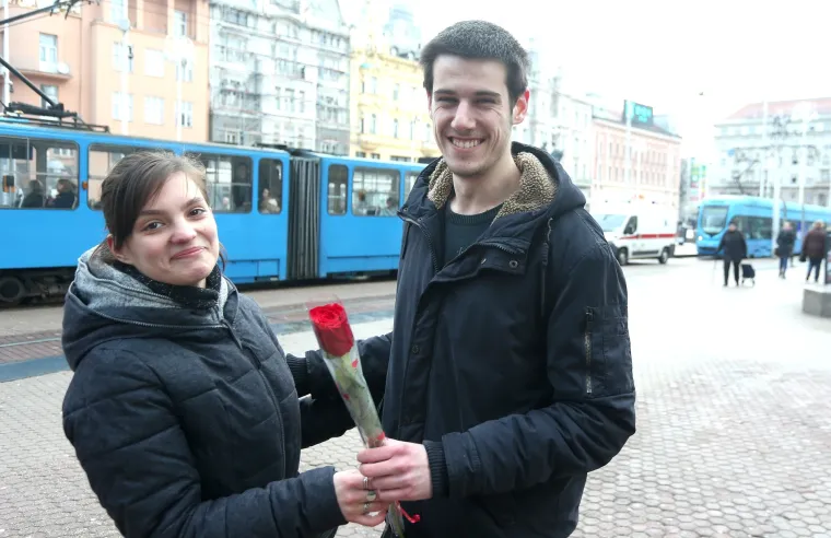 Nepopravljivi romantičar: mladić djevojci poklonio ruže povodom Dana žena i vidljivo je odu&scaron;evio