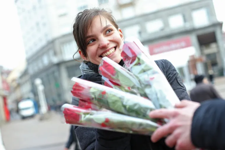 Nepopravljivi romantičar: mladić djevojci poklonio ruže povodom Dana žena i vidljivo je odu&scaron;evio