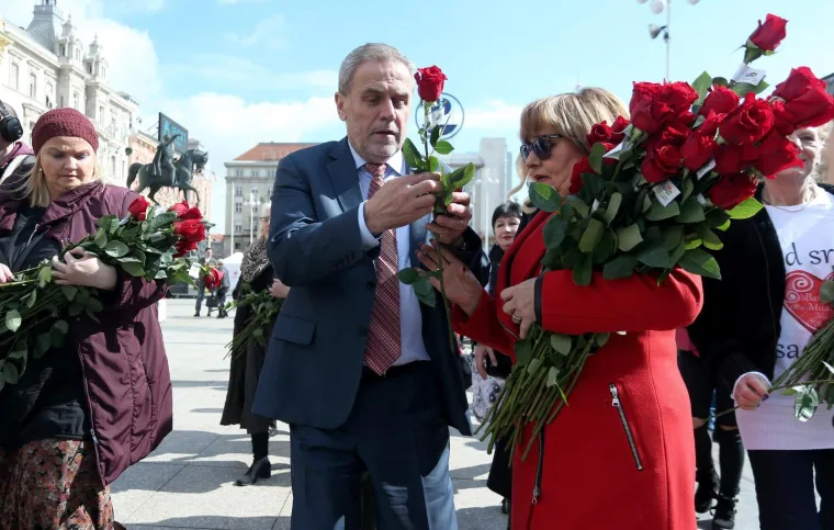 Gradonačelnik okružen ženama: Bandić povodom Dana žena dijelio ruže pripadnicama ljep&scaron;eg spola