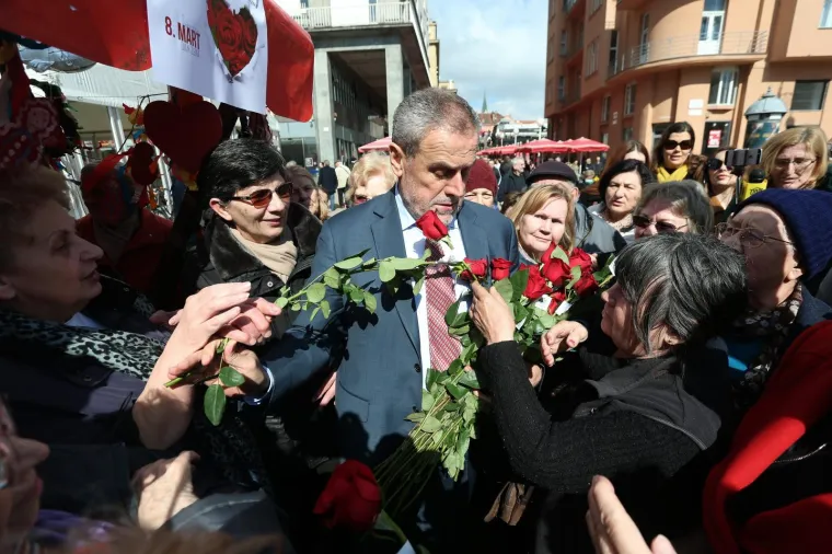 Gradonačelnik okružen ženama: Bandić povodom Dana žena dijelio ruže pripadnicama ljep&scaron;eg spola