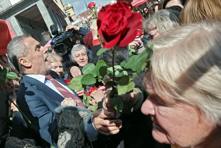 Gradonačelnik okružen ženama: Bandić povodom Dana žena dijelio ruže pripadnicama ljep&scaron;eg spola