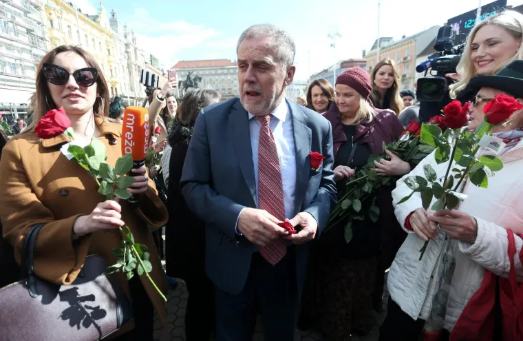 Gradonačelnik okružen ženama: Bandić povodom Dana žena dijelio ruže pripadnicama ljep&scaron;eg spola