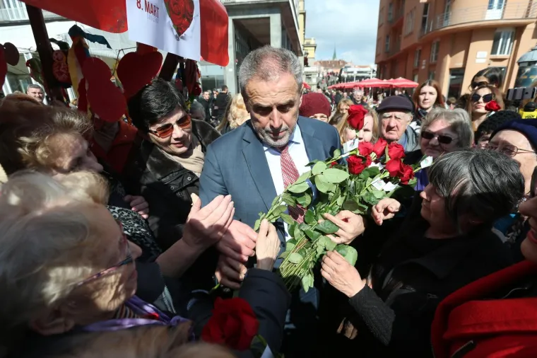 Gradonačelnik okružen ženama: Bandić povodom Dana žena dijelio ruže pripadnicama ljep&scaron;eg spola