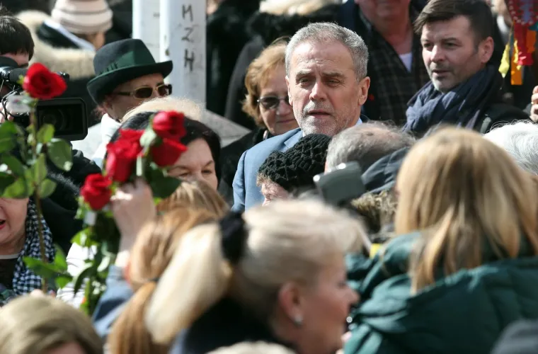 Gradonačelnik okružen ženama: Bandić povodom Dana žena dijelio ruže pripadnicama ljep&scaron;eg spola
