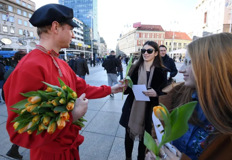 Volonteri akcije Rusija - Ljubav bez granica dijelili cvijeće i razglednice povodom Dana žena