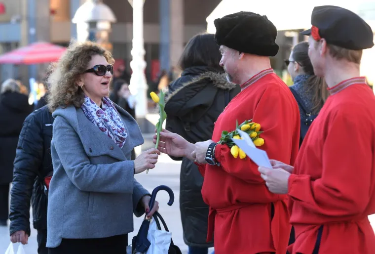 Volonteri akcije Rusija - Ljubav bez granica dijelili cvijeće i razglednice povodom Dana žena