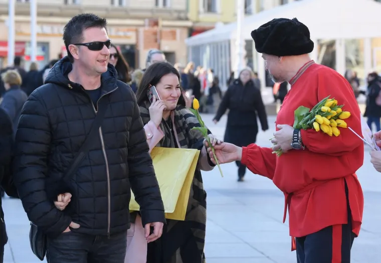 Volonteri akcije Rusija - Ljubav bez granica dijelili cvijeće i razglednice povodom Dana žena
