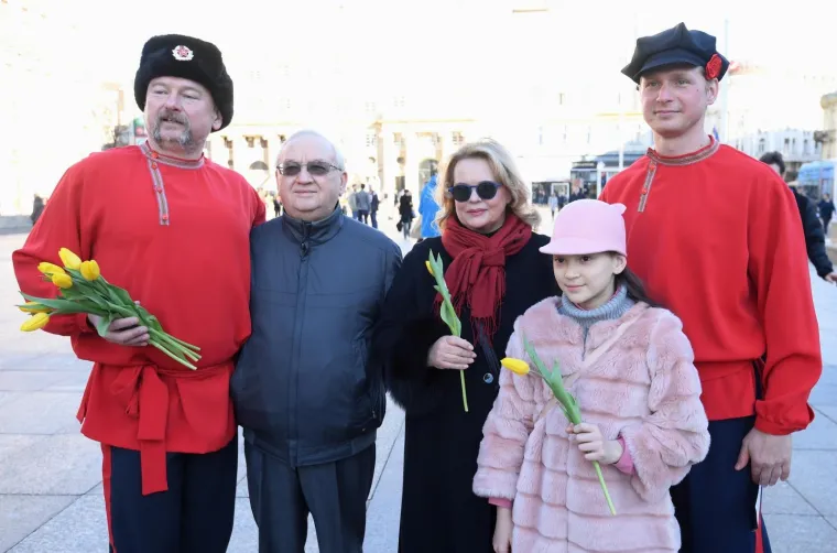 Volonteri akcije Rusija - Ljubav bez granica dijelili cvijeće i razglednice povodom Dana žena