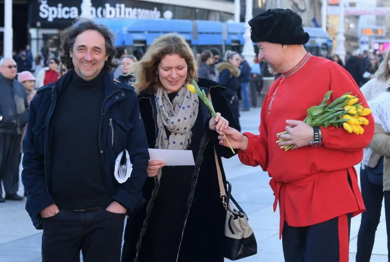 Volonteri akcije Rusija - Ljubav bez granica dijelili cvijeće i razglednice povodom Dana žena