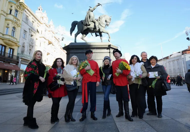 Volonteri akcije Rusija - Ljubav bez granica dijelili cvijeće i razglednice povodom Dana žena