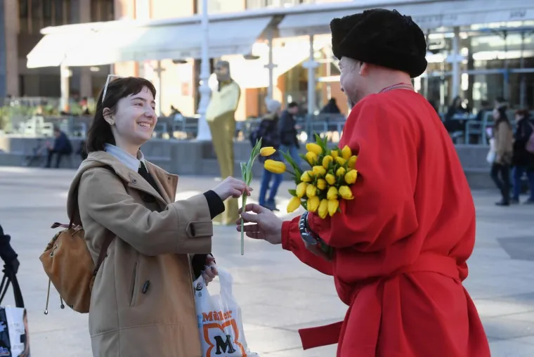 Volonteri akcije Rusija - Ljubav bez granica dijelili cvijeće i razglednice povodom Dana žena