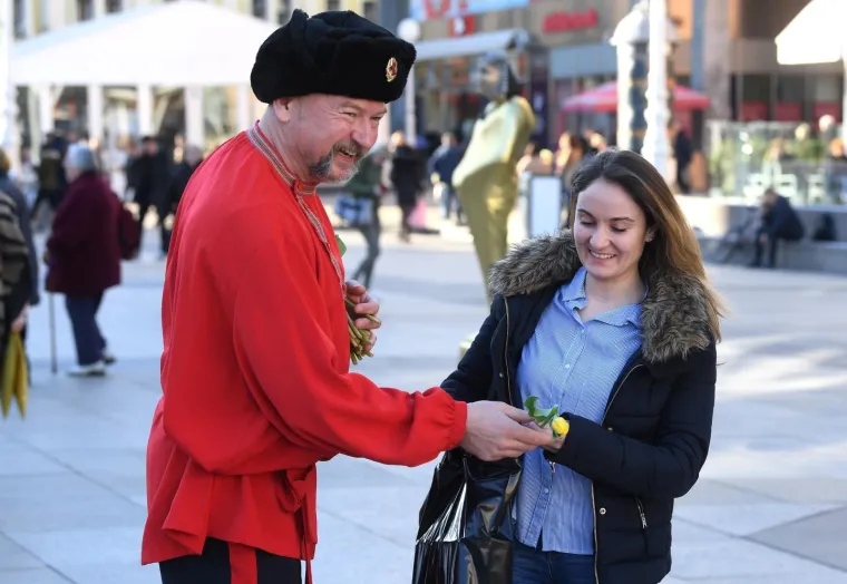 Volonteri akcije Rusija - Ljubav bez granica dijelili cvijeće i razglednice povodom Dana žena