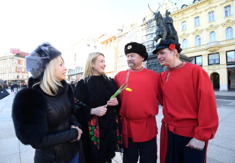 Volonteri akcije Rusija - Ljubav bez granica dijelili cvijeće i razglednice povodom Dana žena