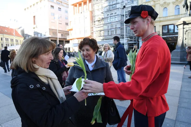 Volonteri akcije Rusija - Ljubav bez granica dijelili cvijeće i razglednice povodom Dana žena