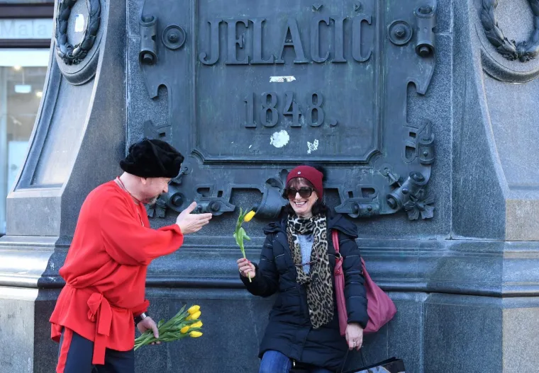 Volonteri akcije Rusija - Ljubav bez granica dijelili cvijeće i razglednice povodom Dana žena