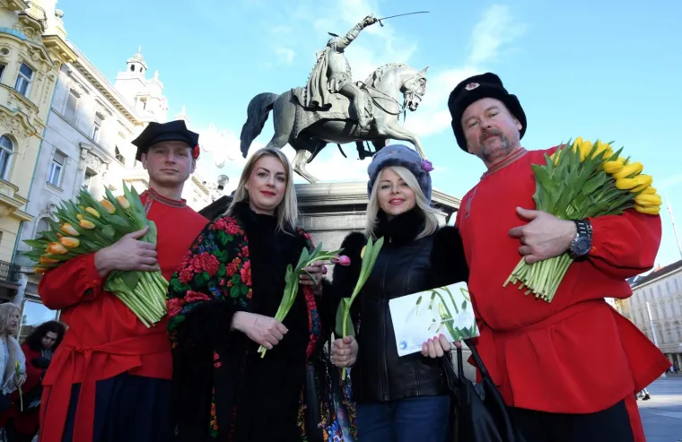 Volonteri akcije Rusija - Ljubav bez granica dijelili cvijeće i razglednice povodom Dana žena