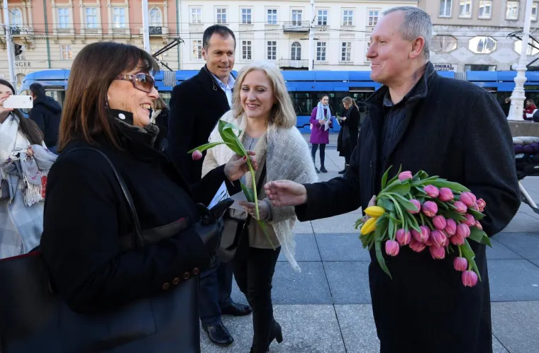 Volonteri akcije Rusija - Ljubav bez granica dijelili cvijeće i razglednice povodom Dana žena