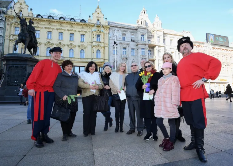 Volonteri akcije Rusija - Ljubav bez granica dijelili cvijeće i razglednice povodom Dana žena