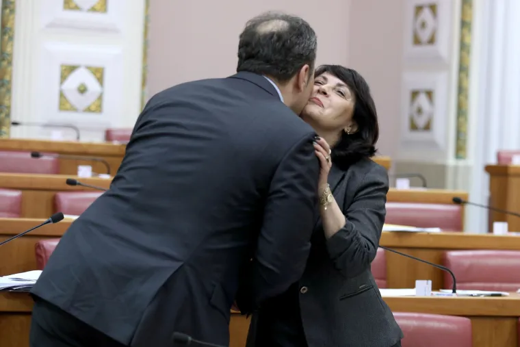 U Saboru povodom Dana žena nije nedostajalo poljubaca i čestitanja