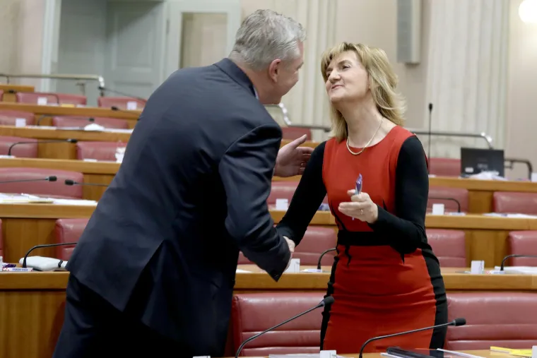 U Saboru povodom Dana žena nije nedostajalo poljubaca i čestitanja