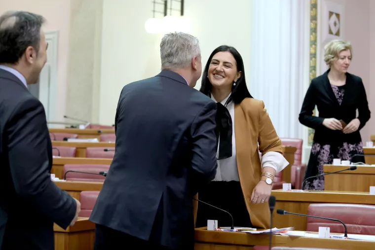 U Saboru povodom Dana žena nije nedostajalo poljubaca i čestitanja