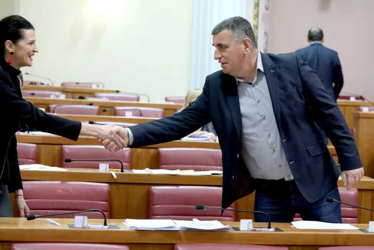 U Saboru povodom Dana žena nije nedostajalo poljubaca i čestitanja