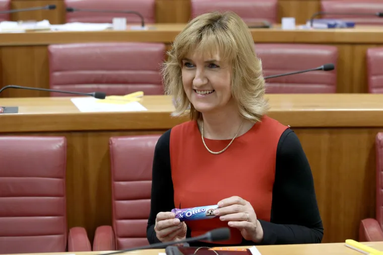 U Saboru povodom Dana žena nije nedostajalo poljubaca i čestitanja