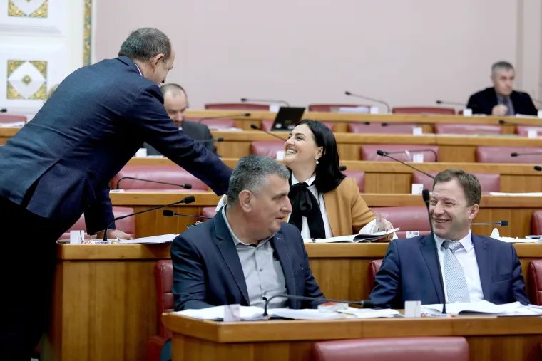 U Saboru povodom Dana žena nije nedostajalo poljubaca i čestitanja