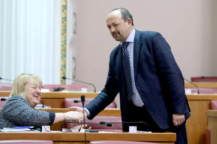 U Saboru povodom Dana žena nije nedostajalo poljubaca i čestitanja