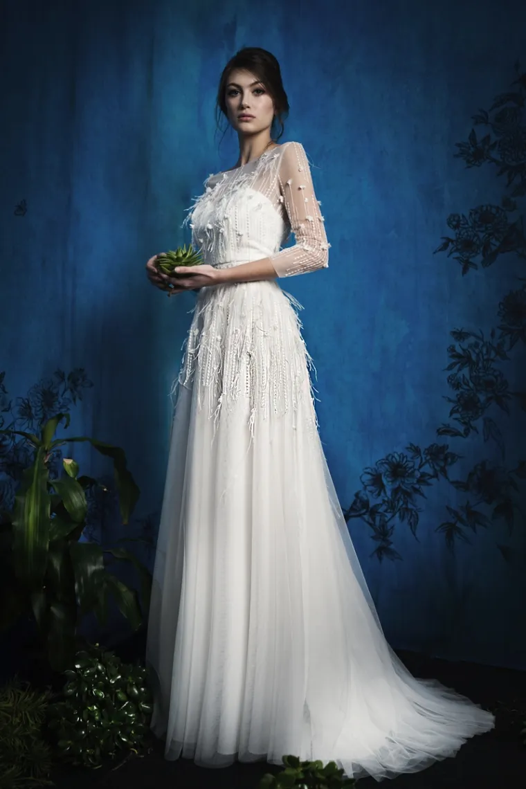 Nakon što je početkom veljače očarao novom bridal kampanjom u kojoj je glavna zvijezda bio veliki plišani medo i model azijskog podrijetla, renomirani dizajner sada otkriva pripadajući lookbook snažne, romantične i pomalo mistične, nocturno atmosfere