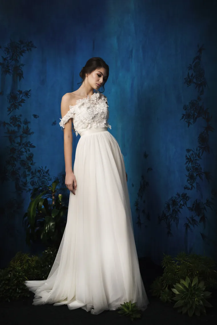 “Bridal liniju sam pokrenuo sada već davne 2013. godine, ali temelj rada i postulat od kojeg ne odstupam je i dalje isti - ženstvenost, kvaliteta kreativnog razmišljanja u dizajnu te najbolje tkanine kao temelj udobnosti uz minucioznu izradu prema mjerama klijentica uz nekoliko proba kako bi sve bilo savršeno", objašnjava Ivan