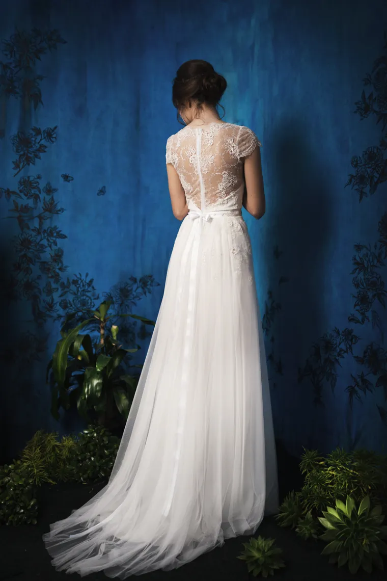 Slikarska podloga ima izuzetno važnu ulogu u slikanju, a vođen tom idejom dizajner je sam oslikao velika platna za kulisu novog bridal lookbooka u noćne, plavo-crne tonove s elementima cvijeća i ptica