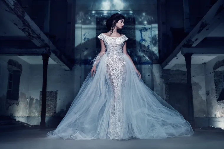 Trinaest odabranih haljina, podjeljeno je u tri cjeline, a na svim fotografijama u prvom planu je fokus na svaki detalj kolekcije, na modelima koji stoje u pozama koje podsjećaju na ikonografiju religijskih umjetničkih djela.