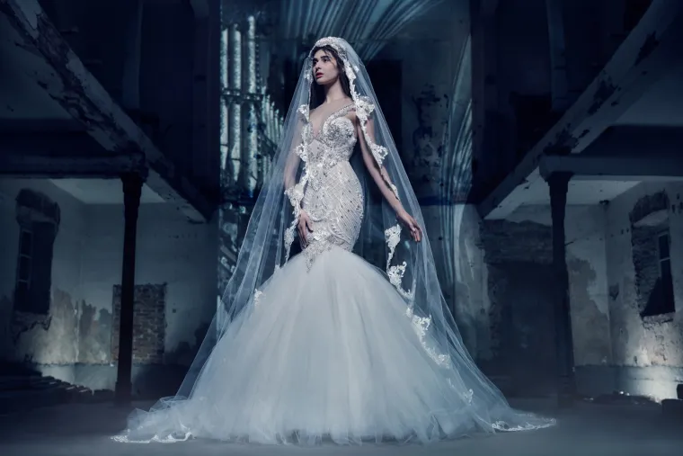 Glamur kolekcija, odi&scaron;e zvijezdanim sjajem Hollywoodskog &scaron;tiha, prepoznatog u Matijinom radu i van granica Hrvatske. Zavodljiva putenost, u čistoći bijele boje, s rasko&scaron;nim dodacima koji nagla&scaron;avaju ženstvenost.