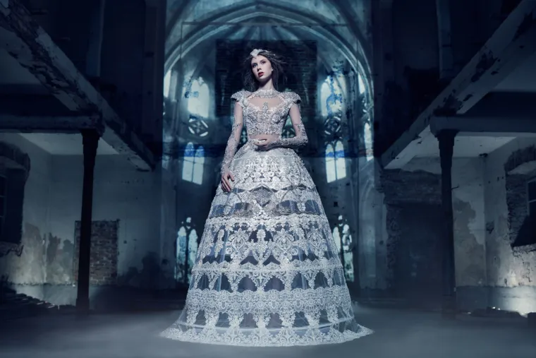 Pure linija, klasičnog stila, koji inzistira na vrhunskom odabiru materijala i izvedbi, a koketira s tradicijskim elementima vjenčane haljine, namijenjene onim mladenkama koje teže klasici i samozatajnosti svečanog trenutka.