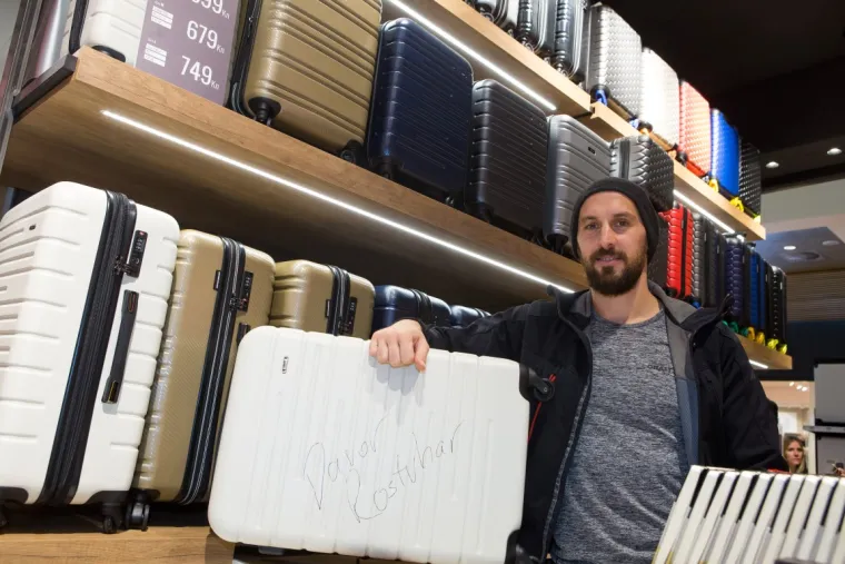 Bogat putni asortiman opisuju različiti  modeli i veličine kofera, avionske ručne torbe, ruksaci i sportske torbe, zaštitne torbe za odjeću te još mnogo korisnih putnih accessories-a visokih performansi i atraktivnog dizajna