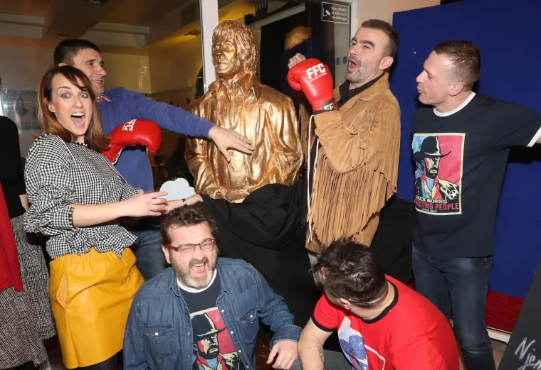 Legendarni Chuck Norris dobio je spomenik u Zagrebu otkriven u ponoć u subotu 10. ožujka nakon vatrometa i organiziranog dočeka njegovog 78. rođendana u zagrebačkom naselju Sloboština.