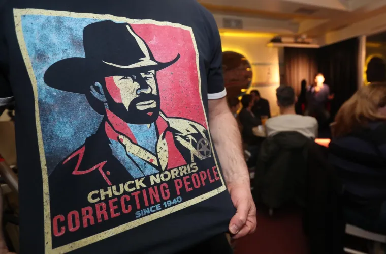 Chuck Norris dobio spomenik u Sloboštini povodom svojeg 78. rođendana