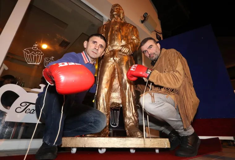 Chuck Norris dobio spomenik u Sloboštini povodom svojeg 78. rođendana