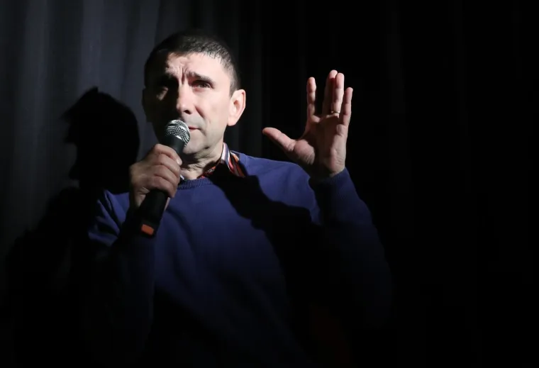 Chuck Norris dobio spomenik u Sloboštini povodom svojeg 78. rođendana
